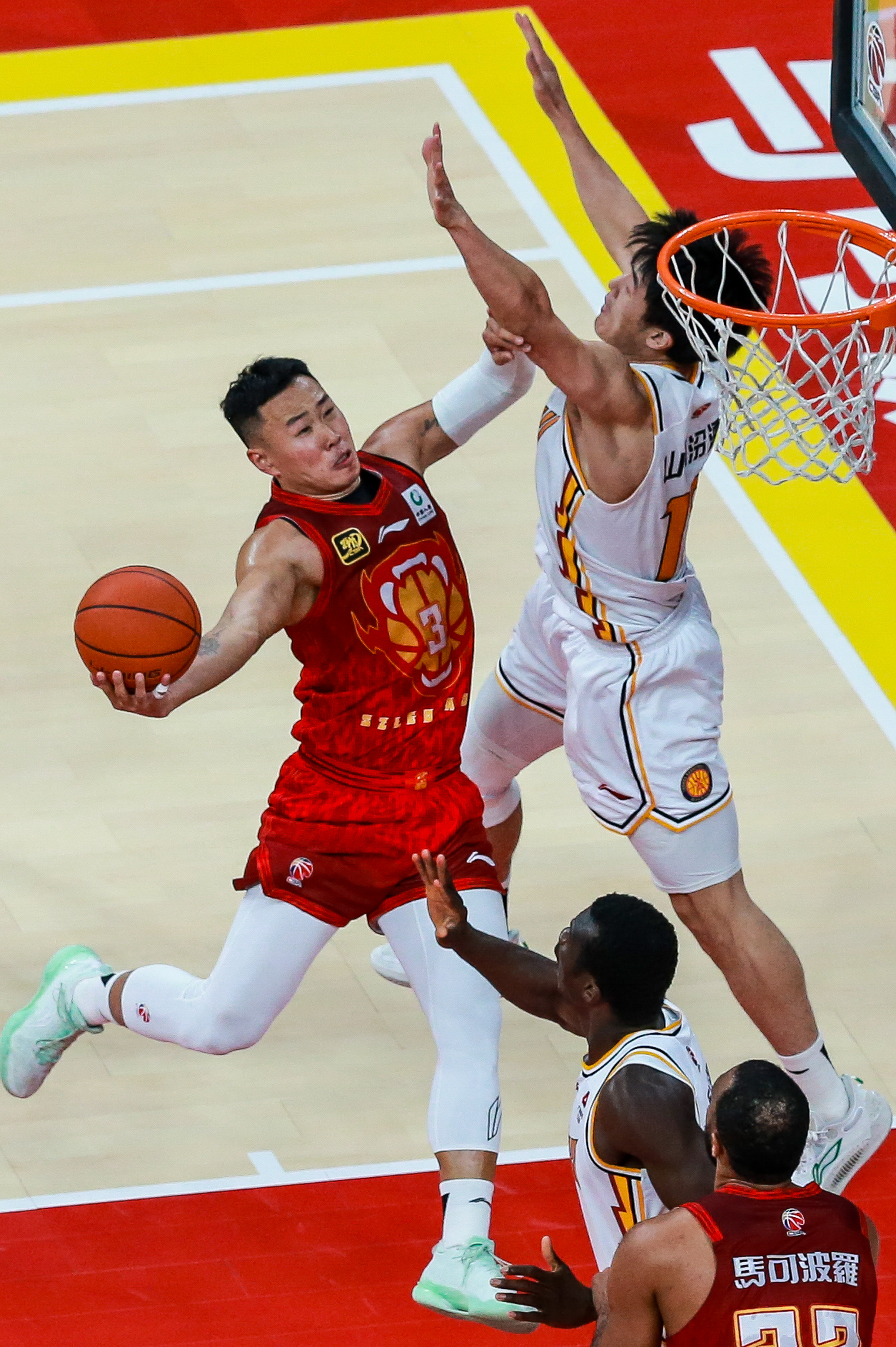 CBA季后赛集结日走向成谜，门兴格拉德巴赫远射贴柱，气氛紧张，身体对抗强度拉满 -mk娱乐平台